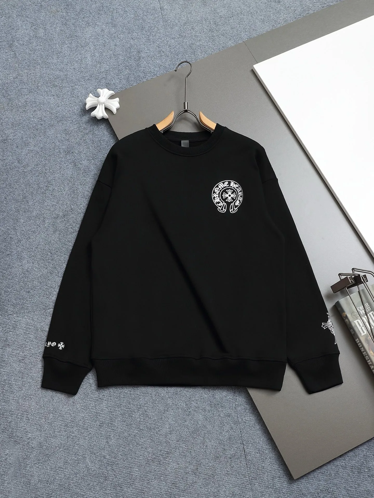P230 Chrome hearts ch Chrome hearts cross horseshoe LOGO printed round neck sweatshirt, large version, loose and stylish, low version, slim version, upper body and pulled hips, 100% commitment: top quality, not fast food, the highest version on the market, top quality, 420 grams, 26 counts of custom-dyed double yarn cotton, the same style for men and women, complete with three standards. Color: Black White Size: XS-L